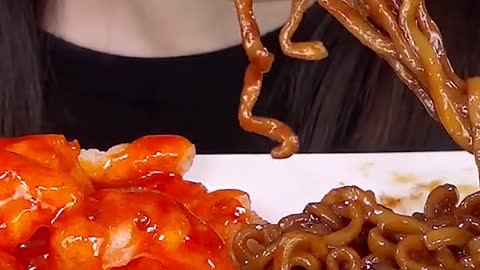Black Bean Noodles, Spicy Chili Shrimps #zoeyasmr #zoeymukbang #bigbites #mukbang #asmr #food #먹방 #틱