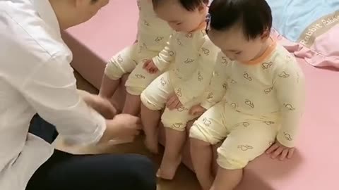 The bedtime process of triplets/ cute babies