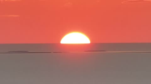 Video evidence of sun setting below curvature. Earth is NOT flat.