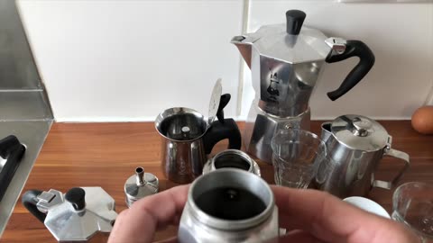 Tips on how to prepare a good coffee with Italian Moka Express of Bialetti. Technical details.