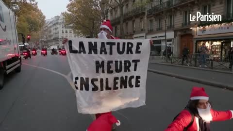 De faux Pères Noël bloquent la circulation manifestent devant le ministère de l'Ecologie