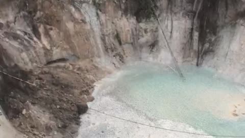 Massive Sinkhole Opens up in Florida Neighborhood