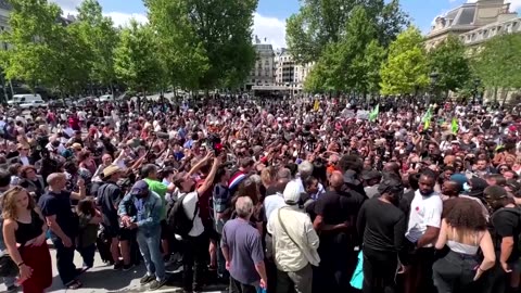 Hundreds defy Paris protest ban a week after riots