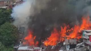 Voraz incendio en el barrio Cuba en Pereira