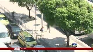 Rio robbery attempt filmed by TV crew - BBC News