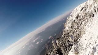 Épico salto en paracaídas por encima de los Montes Cárpatos congelados