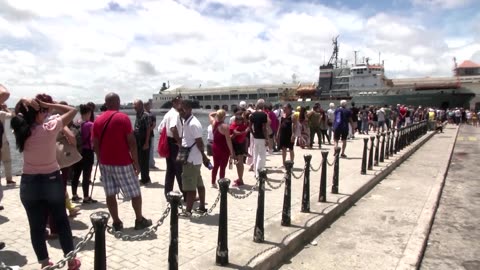 Hundreds line up to tour Russian warship in Havana