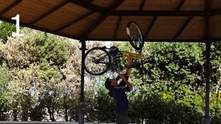 50 OBJECTS BALANCE CHALLENGE (Balancing a bike on the chin)