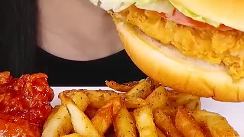 Spicy Fried Chicken, Burger #zoeyasmr #zoeymukbang #bigbites #mukbang #asmr #food #먹방 #틱톡푸드 #spicyfr