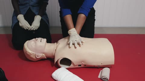 How to perform CPR in an emergency situation ?