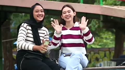 Prank Rud4l Ru5ia , si cantik curi curi pandang