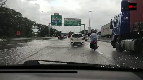 Banjir kilat punca kesesakan lalu lintas