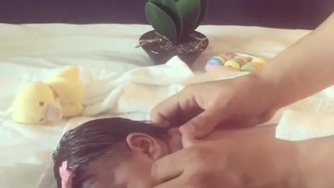 Bebé recién nacido disfruta de un masaje relajante
