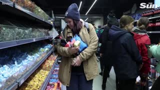 Kherson residents stock up as first Ukrainian supermarket opens