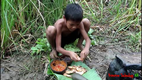 Tecnoligia Primitiva - Cozinhando camarão na pedra.