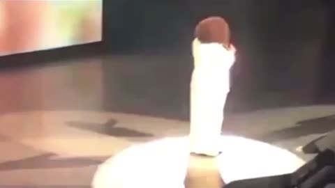 Oprah falls on stage while talking about “balance”