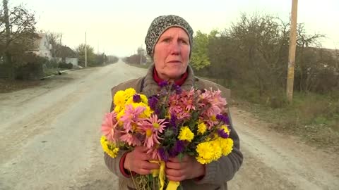 Villagers greet Ukrainian soldiers with flowers