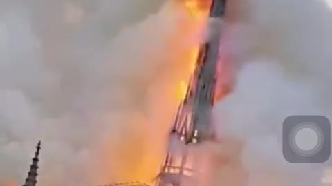 Así fue el derrumbe de la aguja de la torre principal de la catedral que se incendió en París