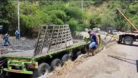 Retiran vehículo en accidente en el barrio Los Colorados