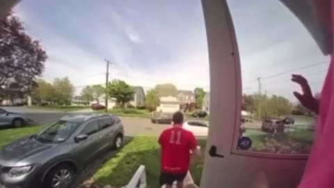 Pizza Delivery Guy Takes Action, Stops Criminal By Tripping Him