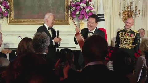 Presidente sul-coreano surpreende Biden ao cantar na Casa Branca; veja o vídeo
