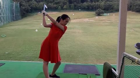 2021 Vào sân để "trông trẻ" tập đánh golf