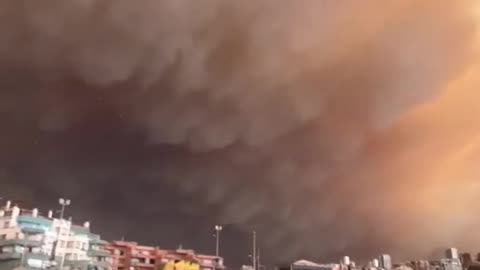 Deadly wildfire smoke plume CONSUMES sky over Chilean beach