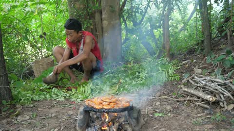 Shrimp eating in jungle, cooking on a rock | Primitive Wildlife-23