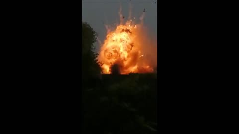 Russian 152mm 2S5 Giatsint-S self-propelled howitzer explodes after being hit by HIMARS