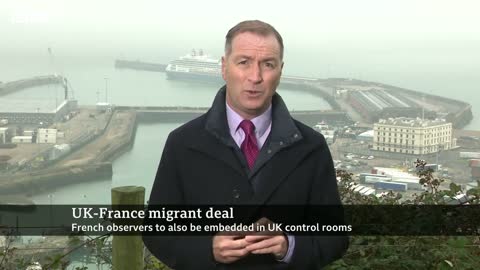 UK and France strike deal on Channel migrant crossings – BBC News
