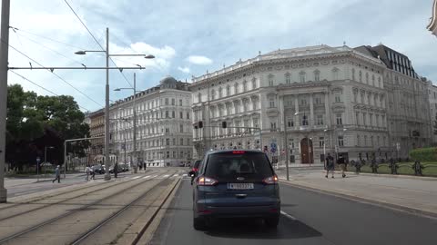 Driving Downtown - Vienna 4K - Austria(00h35m23s-00h37m21s)