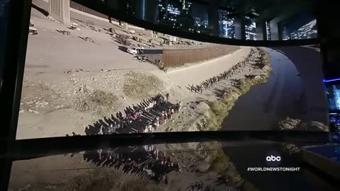 Hundreds of migrants cross Rio Grande at US-Mexico border (1)