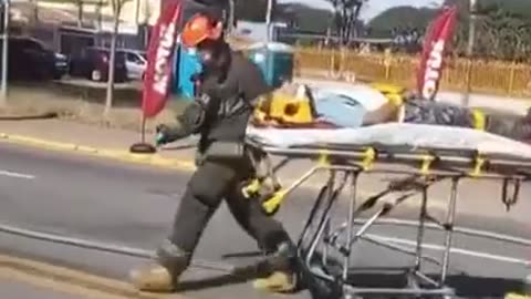bombeiros derrubam vítima de maca durante resgate em São Paulo