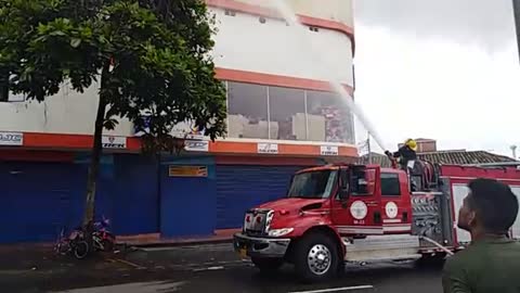 Atienden incendio en edificio del centro de Bucaramanga