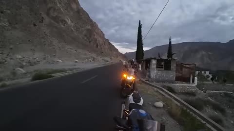 JD or Bunty Ny Dhoka De Dia �� Bikes Unload Kr Ke Karakoram Highway Ki Ride Start Kardi