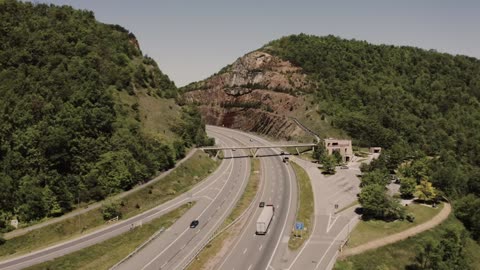 Música relajante con paisajes naturales en movimiento