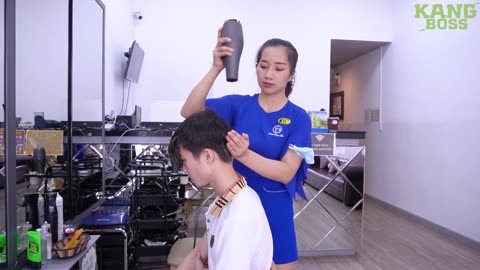 Massage service centered on the tight shoulders, neck of sexy girl including shampoo