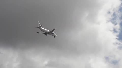 Boeing 737-400 PR-SLU sobrevoa o Extra da Parangaba(21/01/2020)