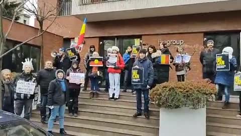 Românii cer LIBERTATE PENTRU AUSTRALIA în fată ambasadei australiene la București