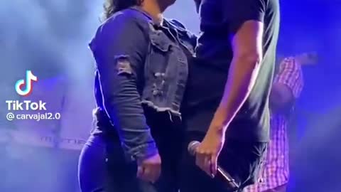 Pipe bueno le dio romántico beso a una fan en pleno concierto