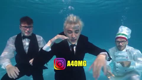 Eating a Full Meal Underwater !