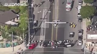 Avioneta aterriza en una calle