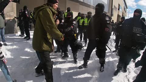 Toronto police assaulting protesters in Ottawa 🇨🇦