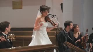 Novia canta una canción sorpresa en la ceremonia de casamiento