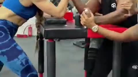 Armwrestling match 🇮🇹 vs 🇧🇩 ft. SHARIF NAWAZ #shorts #strongwoman #funny #armwrestling