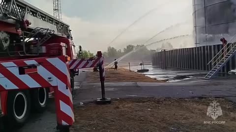 🔥😌 Fighting the fire as a result of the strike on Azov oil depot continues -