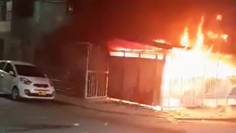 Video: Un hombre resultó con quemaduras al incendiarse un micromercado en Girón