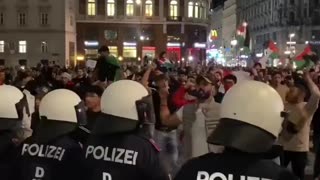 AUSTRIA: Police Attacked By Hamas Protestors #Hamas #Austria