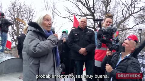 Sobreviviente del holocausto a sus 92 año en una protesta contra las restricciones sanitarias