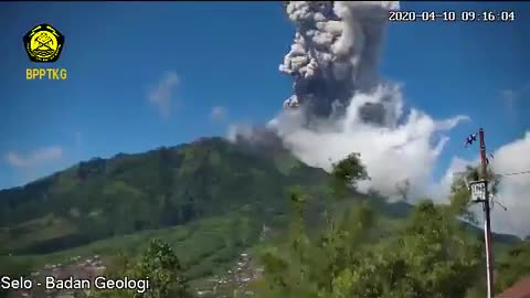 Vulcão Krakatoa entrou em erupção na Indonésia